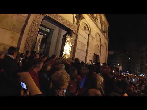 Statua Madonna delle Grazie. Ingresso al Duomo