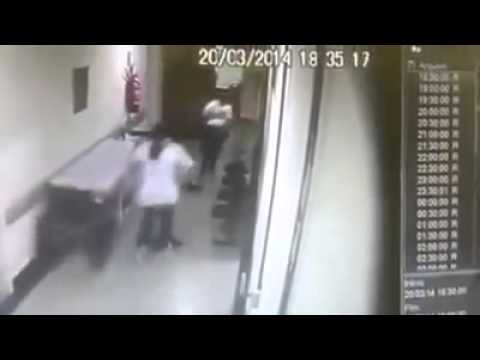 Esta senhora de short rosa..