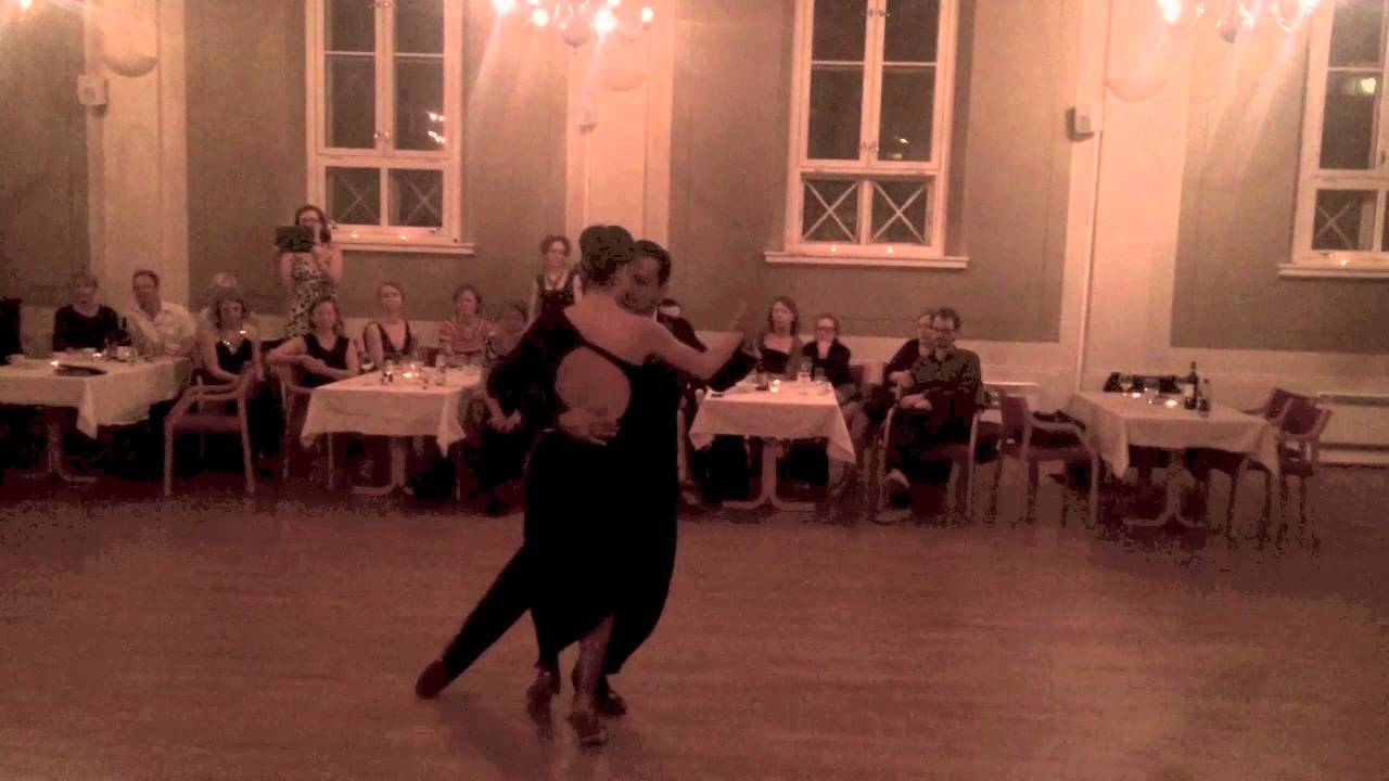 Francisco Forquera y Daiana Pujol (Milonga UNO) Oslo - Noruega. Bailan Orillera versión TangoX2