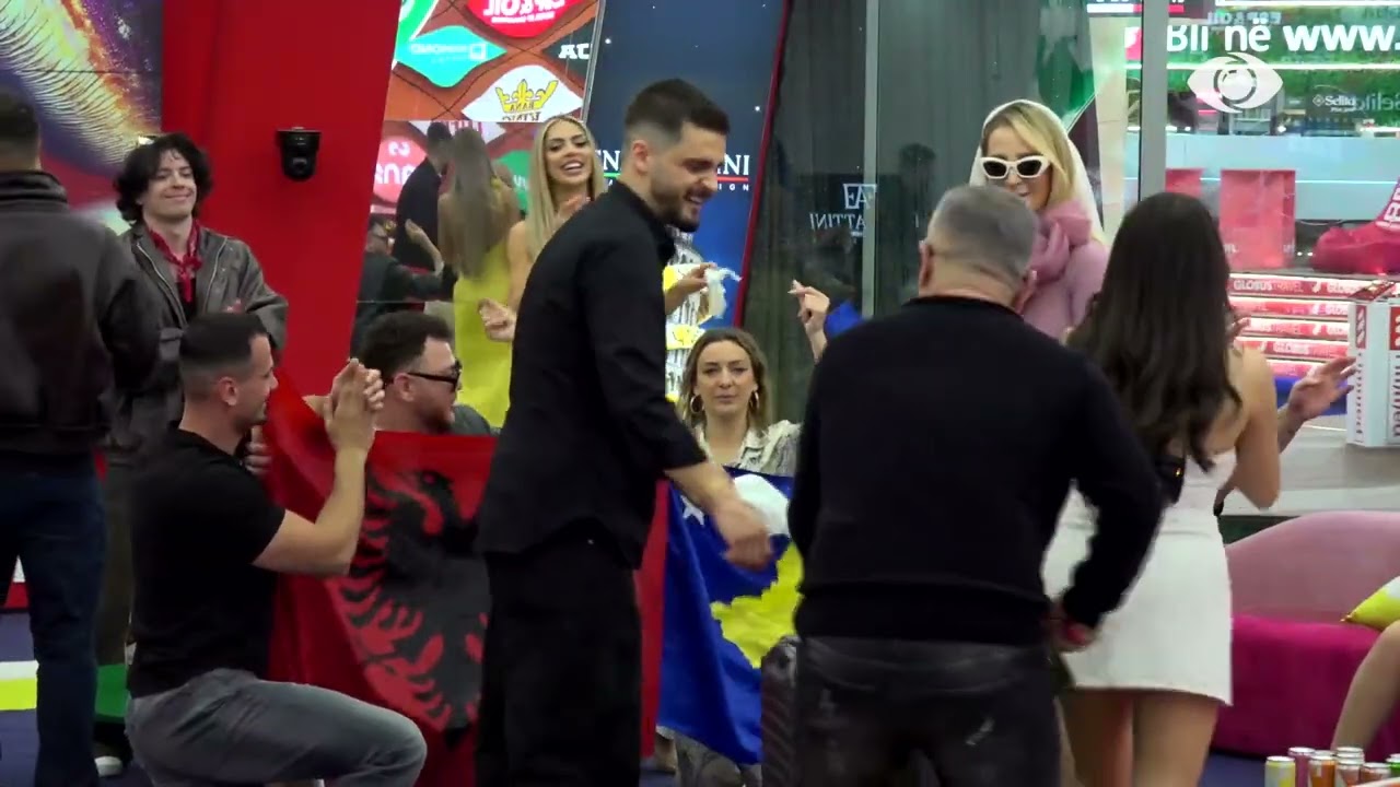 Gimbo dhe Selin kërcejnë së bashku, banori e puth në ballë