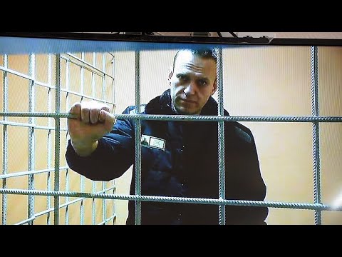 روسيا نافالني يقول إنه قد يقضي عشرات السنين في السجن بتهمة التطرف