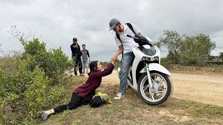 Download lagu A homeless girl was rescued by a stranger after being tricked by thugs – escaping imminent danger. mp3