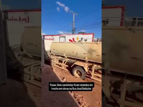 Posse: Dois caminhões ficam atolados em trecho em obras na Rua José Balduíno