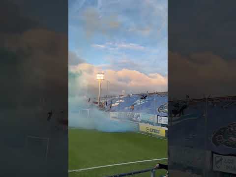 "El recibimiento de los hinchas de Temperley al equipo en el clásico ante Los Andes." Barra: Los Inmortales &bull; Club: Temperley &bull; País: Argentina