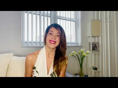 Vicky Luján con Estermaria Laruccia, hablando sobre la Valmont Barcelona Bridal Fashion Week