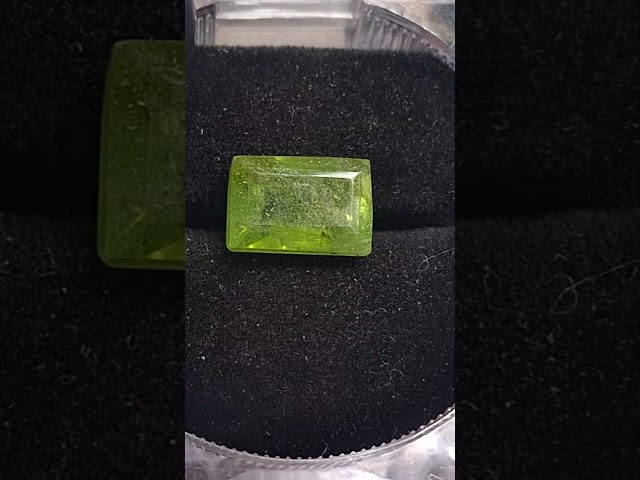 حجر زبرجد طبيعي مفحوص و موثق بشهادة مختبر