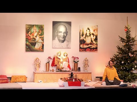 Sanfte Mittelstufe "Das Jahr loslassen" mit Patrik - Yoga Vidya Ashram Live - 9:15 Uhr 31.12.2021