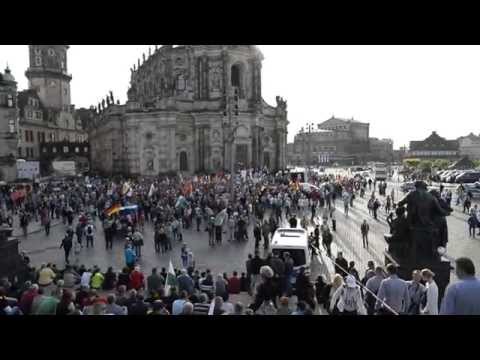 Pegida versammelt sich auf dem Schloßplatz