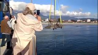 Marina di Pietrasanta, le copie dei Bronzi di Riace salutano il pontile (dopo tre anni)
