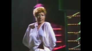 Núria Feliu canta &quot;Mitges brillants&quot; (Shiny Stockings) popularitzada per Ella Fitzgerald (1983)