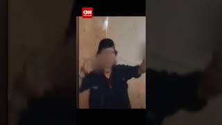 Download lagu Momen Pria Pamer Kebal, Berakhir Ditangkap Polisi mp3