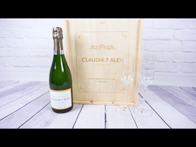 Vídeo relacionado con CALLE DEL REGALO Kit de Vino Personalizado con Copas de cristal, Caja de madera grabada, y Botella de vino | Kit personalizado para pareja