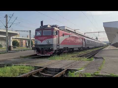 IR 1932 Oradea - Cluj Napoca - Mangalia pleaca din statie de la linia 3 cu grupa de Cluj atasata