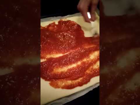 Vi ska baka pizza från pizzakit.