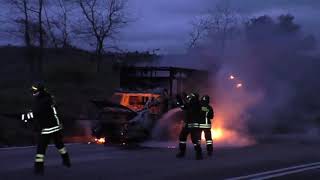 autocarro-in-fiamme-ad-ariano-paura-per-un-corriere