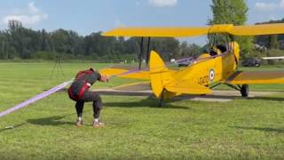 La nuova sfida di Alex Camera, trattiene un aereo che accelera per decollare: il video