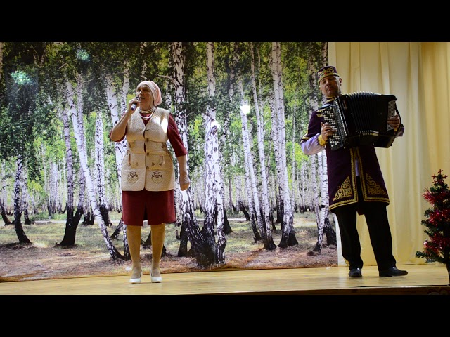 “Уразай каеннары” фестивалендә  Салагыштан Тәнзилә Хәбибуллина үзенең "Китәсе килми" җырын башкара