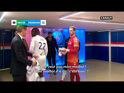 Edinson CAVANI qui refuse le maillot de Ernest Seka