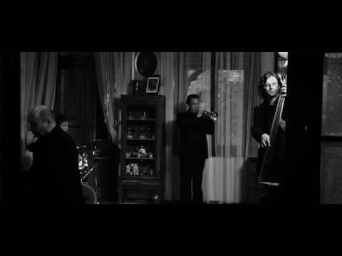 Rewers the movie (eng. Reverse)  "First Kiss"  theme