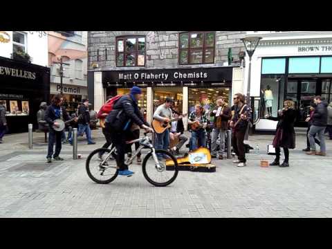 18-04-2016 Galway Street Club - busking in Galway