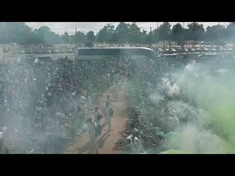 Espectacular recibimiento de la afición al Córdoba antes del duelo con la Ponferradina