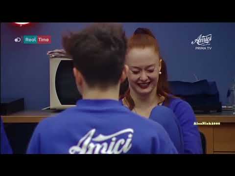 I ragazzi entrano in casetta - Amici16