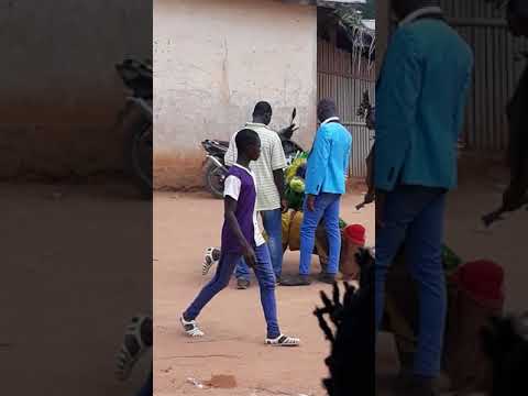 La danse de panthère dans le village GNABOIS pendant la sortie des initiés