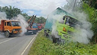 Download lagu Dramatis Dan Sangat Sulit || 10 Truck Tarik Truck Box Muatan 20 Ton Yang Masuk Parit Di Bukit Kodok mp3