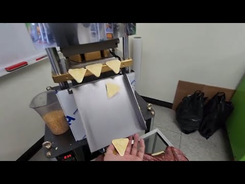 SYP5306 Triangle popped corn chip machine test by broken corn 3-5mm