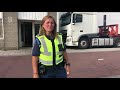 De boa's zijn op de Sluisjesdijk. Zij vermoeden dat chauffeurs daar overnachten.
