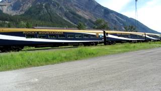 preview picture of video 'Rocky Mountaineer Leaving Field, Canada'