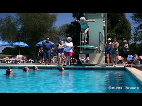 Бабушка прыгает на доску для прыжков в бассейне и купается люди смотрят на бабушку #доскадляпрыжков