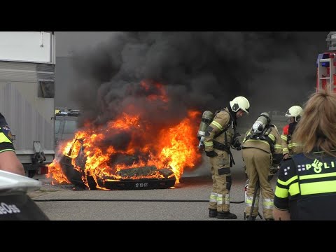 Prio 1 TS 21-0331 met spoed naar een Autobrand op de Drontermeer in Oss