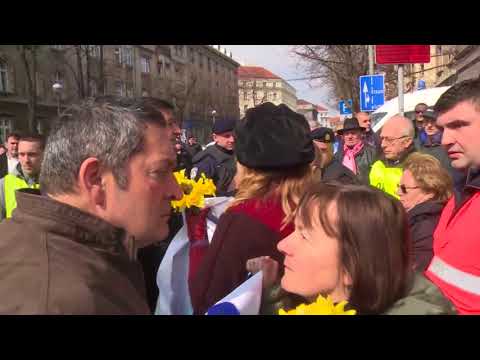 Umirovljeni general se postavio pred aktivistkinju