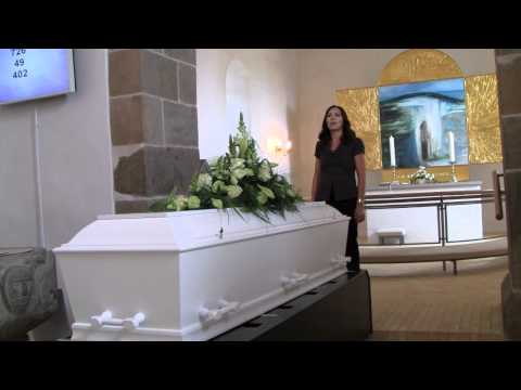 Jannie synger til Farmors begravelse