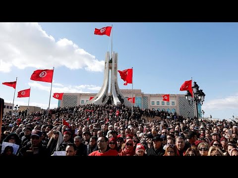 آلاف المدرسين التونسيين يشاركون في "يوم الغضب" للمطالبة بتحسين أوضاعهم…