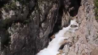 preview picture of video 'Nacimiento del río Soča (Isonzo) en los Alpes Julianos de Eslovenia'