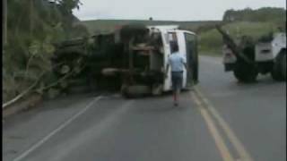 preview picture of video 'acidente na br 101 em ibiraçu no km 217'
