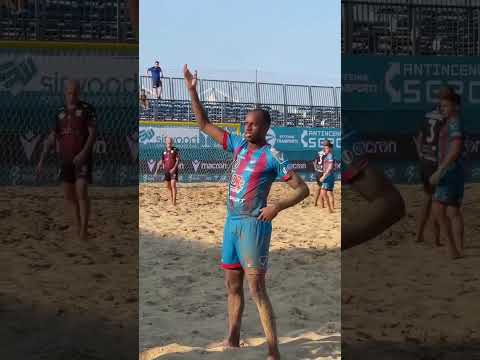 EXISTE PUSKÁS NO FUTEBOL DE AREIA? PODE ENTREGAR PRA ELE! #shorts
