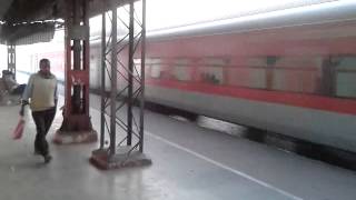 preview picture of video 'FAST n FURIOUS WAP-5 MUMBAI RAJDHANI express at around 130 kmph'