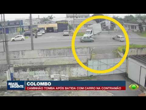 Carro invade contramão e caminhão tomba na Rodovia da Uva, em Colombo