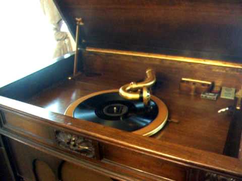 Harry Richman sings - Puttin on the Ritz - 1929 on a Victor Credenza