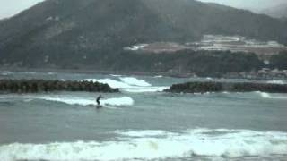preview picture of video 'Surfing  when it's snowing in Japan-sea Jan.30 2011'