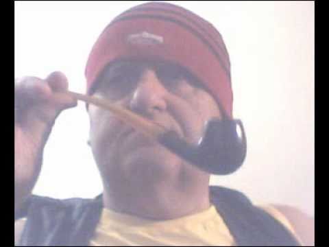 Comenzaré a Fumar, mi Naranja Marrón Pipa, Curva, con Gorra, Roja, y Negra; y Ropa de Cuero