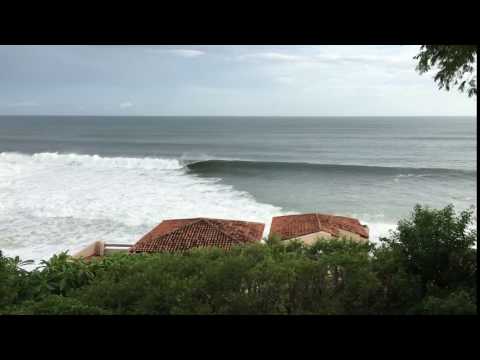 Overview of big waves at Playa Rosada
