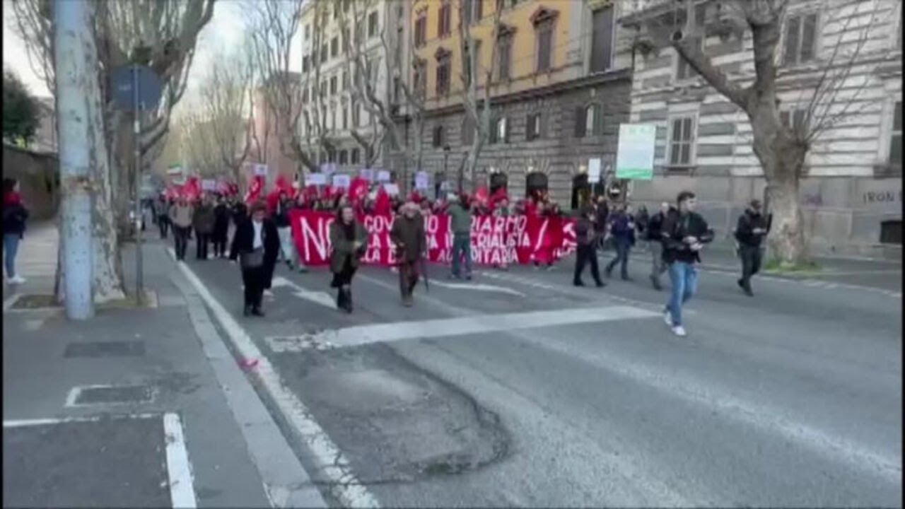 Bandiere della Palestina al corteo dei centri sociali contro referendum, guerra e Governo a Roma