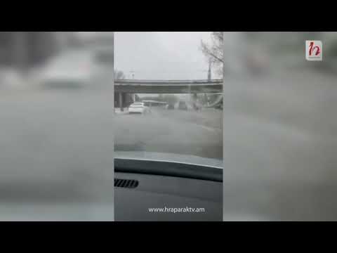 Մեքենաները կիսով չափով ծածկվում են ջրով. տեսանյութ` Ավանից