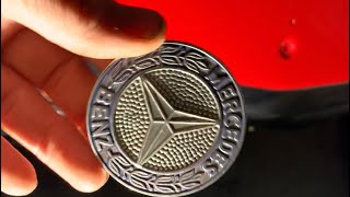 Emblemat na masce R107 — jak go zdjąć i założyć, żeby nie wygiąć