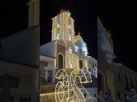Así se ilumina el parque principal de #Guateque, Capital de la provincia de Oriente de #Boyacá.