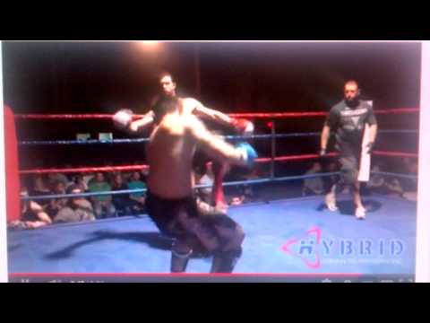 Dan Lariviere Head kick knockout!